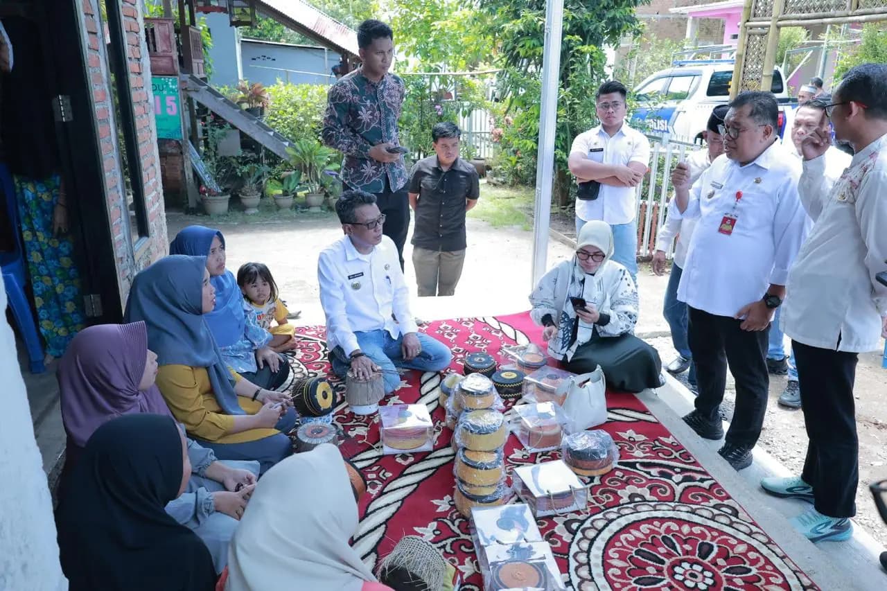 Kunjungan lapangan ke perajin anyaman bersama perangkat daerah.