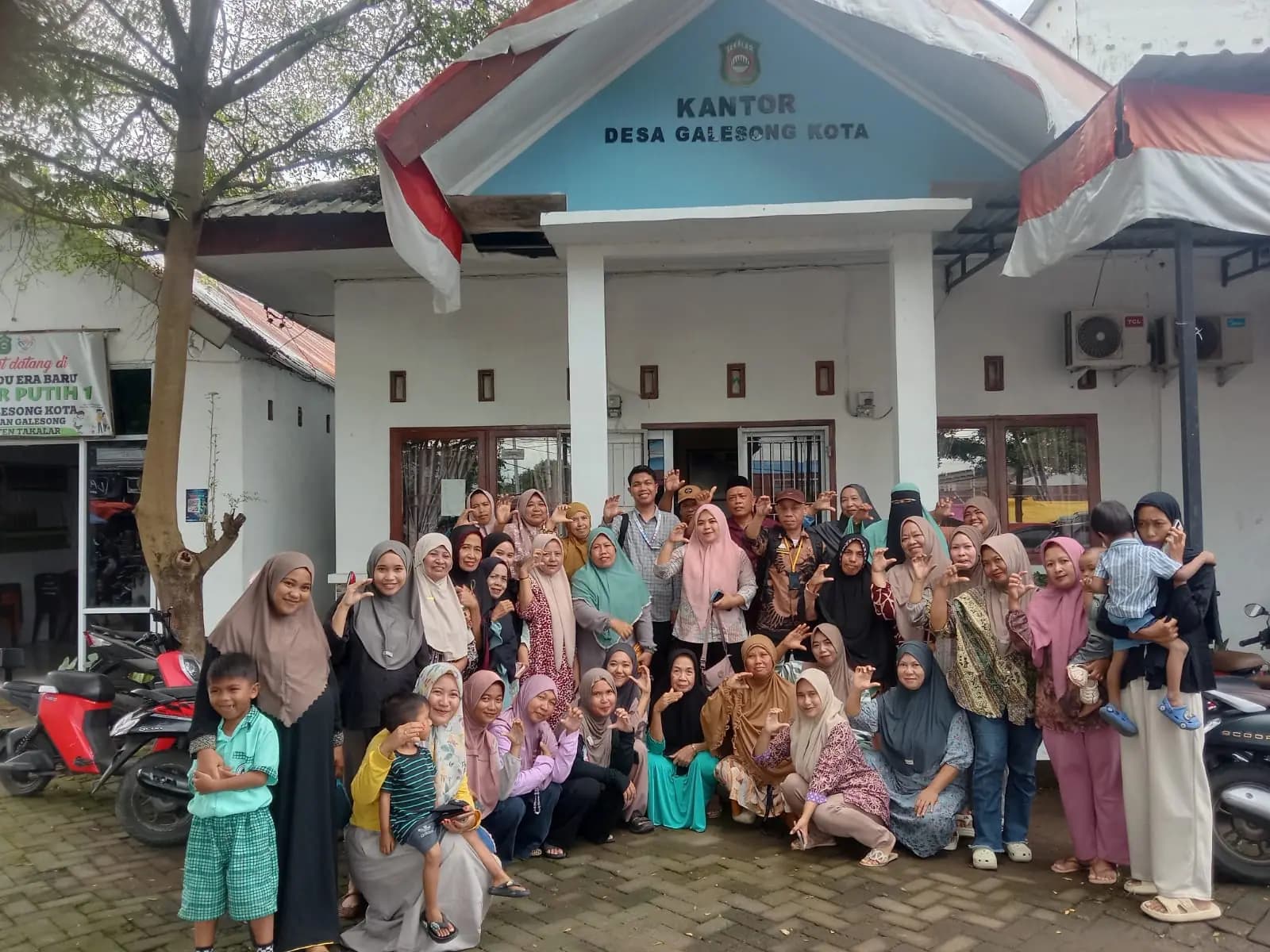 Warga dan pelaku usaha berkumpul usai sosialisasi literasi digital di kantor desa.